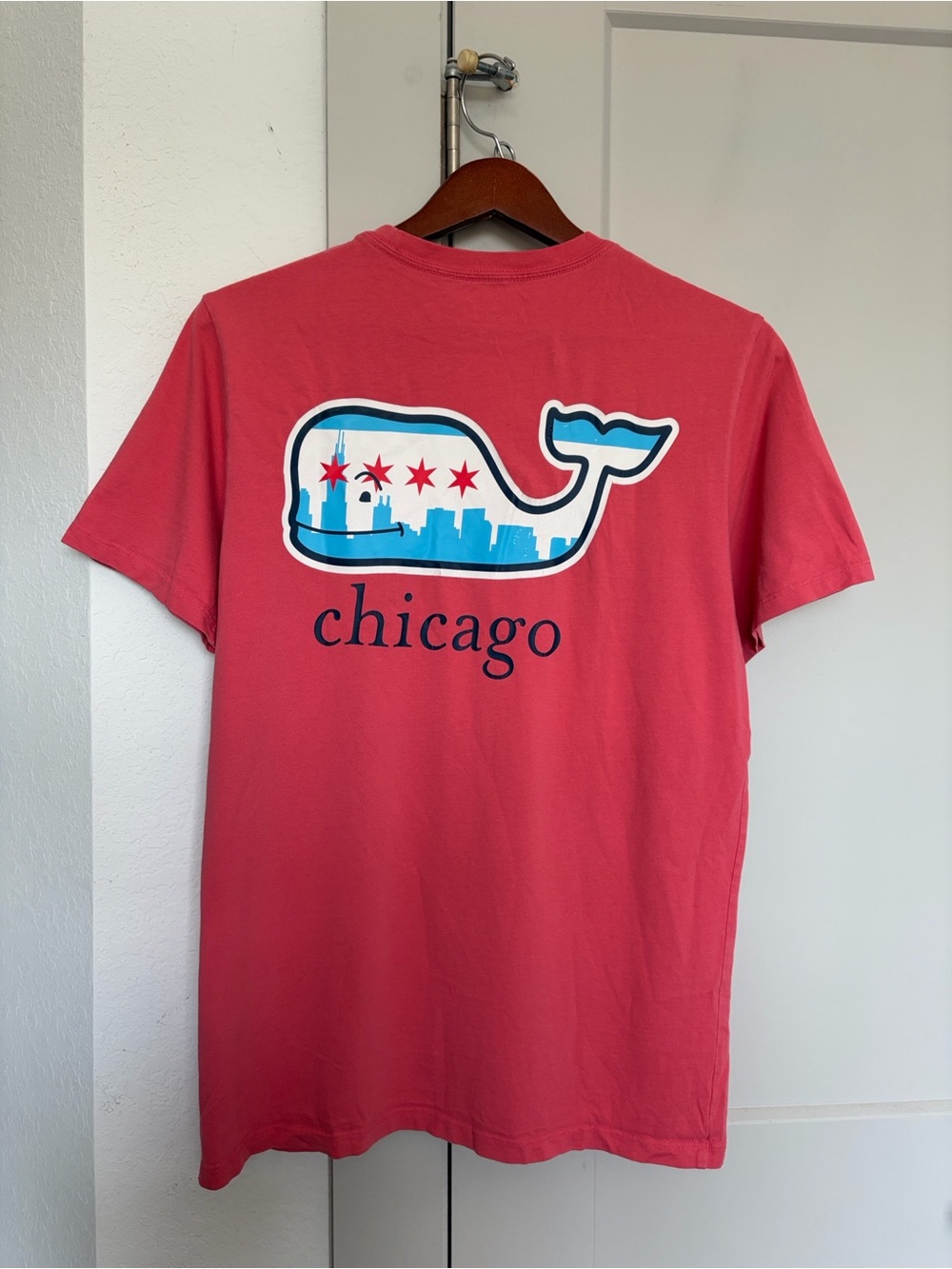 VINEYARD VINES CHICAGO SKYLINE WHALE GRAPHIC T-SHIRT SALMON MEN’S SMALL